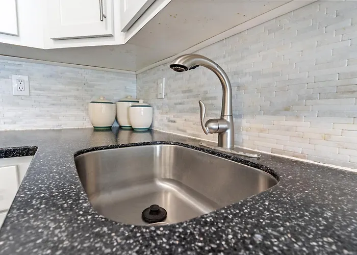 Oceanview On 44th St 3br2ba Balcony Views Of Sunrise & Sunset Pool Ocean Stadt